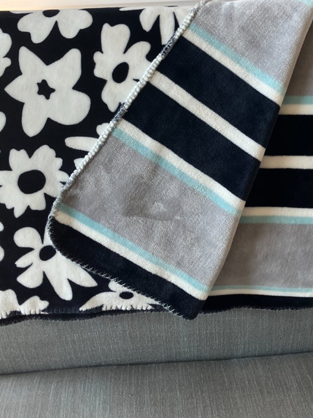 HURLEY REVERSIBLE THROW BLANKET